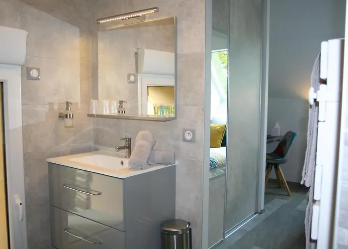 A 20 Kms Du Mont St Michel, Charme A La Campagne